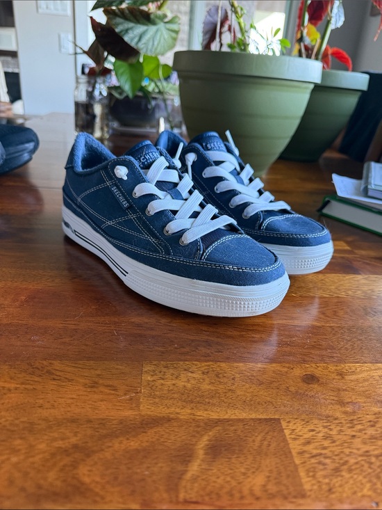 Skechers Shoes - Skechers Air Cooled Arch Fit Wide Sz 9 navy Canvas Low-Top Sneakers